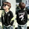 Camiseta de punto gofrado para niños, imitación de dos piezas, manga larga, nuevo estilo para primavera y otoño, para niños medianos y mayores, elegante, casual, versátil, cuello redondo, camiseta interior