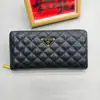 Billetera para Mujer de Nuevo Estilo con Bordado y Tachuelas, Cierre Único, Múltiples Ranuras para Tarjetas, Gran Capacidad, Diseño Simple