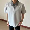 Camiseta de Manga Corta a Cuadros Patchwork con Cuello en V de Dos Piezas Falsas para Hombre Estilo Americano Polo de Manga Media Recto Ancho de Peso Pesado