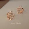 Clip para oreja con diseño de flor irregular bañado en plata S925, sencillo y combinable, elegante y de alta gama.