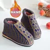Zapatos de algodón viejos hechos a mano otoño e invierno slip resistentes al desgaste engrosados forrados de felpa hechos a mano del hogar tejidos botas de algodón cálidas terminadas de interior