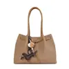 A bolsa tote retrô popular deste ano para mulheres é um novo modelo de 2026 com grande capacidade, adequada para o trajeto diário, e pode ser usada como uma bolsa de ombro moderna.