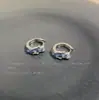 Brincos de Tarraxa Xadrez Versáteis e da Moda com um Estilo Chanel de Alto Padrão, Adequados para Combinar com Casacos, Brincos de Tarraxa de Outono e Inverno para Mulheres