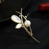 Broche Elegante y Natural de Nácar Pin de Diseño de Nicho Femenino Elegante Corsage de Perla Accesorios de Ropa para Mujeres