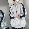 Moletom de primavera oversized com gola alta para mulheres, apresentando uma estética de Hong Kong estilo ins, corte solto, detalhes bordados, forro de fleece e um design moderno de alta rua, perfeito como peça externa para casais.
