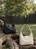 Nova bolsa de mão de couro genuíno tecida à mão estilo 'bolinho' 2026, uma bolsa transversal versátil e estilosa para o dia a dia, com design de luxo leve e elegante