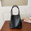 Moda Europea y Americana Textura Tejida Bolso de Cubo de Mano para Mujer Nuevo Otoño Retro Estilo Ins Texturizado Casual Bolso de Mano