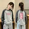 Camiseta de manga larga para niños con diseño de patchwork, nuevo estilo 2026, capa interior de forro polar cepillado para niñas, top de cuello redondo