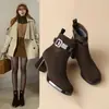 Botas de Cano Curto com Salto Bloco e Fivela de Strass Femininas 2026 Outono/Inverno Bico Quadrado Botas de Cano Curto Foscas Plataforma Impermeável Aumenta Altura Emagrecimento Zíper Lateral Salto Alto
