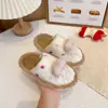 Coleção de inverno 2026: adoráveis pantufas de pelúcia com bolinhas de desenho animado, confortáveis e macias para usar em casa, com sola antiderrapante, adequadas tanto para uso interno quanto externo