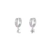 Pendientes Pequeños de Color Gradiente Cielo Estrellado Abrazando Luna y Estrella, Pendientes para el Trabajo, Pendientes de Nicho de Gama Alta, Modernos y Elegantes para Mujer
