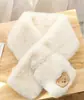 Venta de liquidación de bufandas con 40% de descuento en un puesto, bufandas largas y cortas de hilo de felpa tejido cálido para otoño e invierno en oferta
