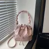 Bolso pequeño plisado de moda para mujer, nuevo bolso tipo cubo simple con cordón de lunares franceses, bolso cruzado popular de verano para el día a día