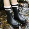 Botas de Lluvia de Media Pantorrilla para Mujer a la Moda, Zapatos de Agua Resistentes al Desgaste, Antideslizantes, Impermeables, Botas de Lluvia con Forro de Terciopelo Cálido, Zapatos de Goma para Cocina, Calzado de Exterior, Estilo Nuevo