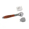 Venta al por mayor de fábrica acero inoxidable mango de madera cuchillo raspador para eliminar piel muerta callosidades cuchillo de pedicura córnea tabla para frotar pies