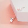Pendientes de conejo de plata de ley S925, sencillos mini pendientes de conejo blanco, pendientes de mujer distintivos y a la moda que combinan con todo.