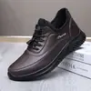Los zapatos de tela de estilo antiguo de Pekín para hombre de primavera son transpirables, antideslizantes, adecuados para personas de mediana edad y mayores, con suelas suaves para caminar, deportivos, casuales, ligeros y cómodos para los papás