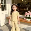 Conjunto de Verão Listrado para Meninas 2026 Novo Estiloso Top de Manga Curta Elástico com Babados e Calça Flare Fina Conjunto de Duas Peças