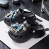 Sapatos de Buraco EVA Femininos 2025 Novo Verão Popular ao Ar Livre Sandálias Chinelos de Solado Grosso com Biqueira Fechada para Praia Esportes