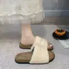 Chinelos fofos com sola casual, novo estilo 2026, sola grossa, bico aberto, versáteis para usar em casa, sandálias de calçar de outono para mulheres, feitos de lã de cordeiro