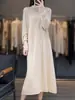 Vestido de Punto de Lana 100% Elegante, Holgado y Adelgazante para el Trabajo, con Cuello Alto Bordado y Botones, Nuevo para Otoño Temprano 2026