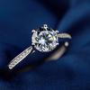 Anillo de moda para mujer con seis garras y circonitas simuladas, ideal para una propuesta elegante.
