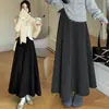 Agora as grávidas têm uma saia de malha grossa, estilo francês, em A, sem bolsos, de lã acetinada, para outono e inverno