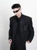 Blazer corto negro deconstruido único con hombreras para hombre, estilo otoño, con un look fresco y sofisticado, cuello mao, traje estilo americano