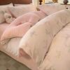 Juego de cuatro piezas de terciopelo de leche 2025 Nuevo invierno Engrosado Terciopelo coral Cubre edredón tallado Cama individual con forro polar Juego de tres piezas de sábanas