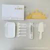 Juego de regalo de vajilla desechable para pasteles, juego de cinco piezas para fiestas de repostería, incluye cubiertos de plástico reforzado, platos de papel, velas y sombreros