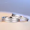 Um Par de Anéis de Casal Amor Eterno com Diamantes e Letras Inglesas Anéis Abertos, Modernos, Simples e Anéis de Amor Eterno