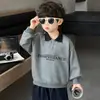 Moletom de Primavera para Meninos 2026 Novo Estilo Camisa Polo de Primavera para Bebê Moda Infantil Camisa Básica para Primavera e Outono