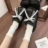 Moda Ropa de Exterior Dulce Lazo Zapatillas de Suela Gruesa de Punta Cerrada 2026 Nuevas Elegantes Sandalias Casuales con Borde de Cadena de Perlas