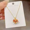 Colar Clavícula Único Versátil com Pingente de Cavalo do Zodíaco em Gotejamento de Óleo para Mulheres com Senso de Design, Colar da Moda Trendy de Celebridade da Internet, Gargantilha Simples para o Dia a Dia