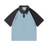 Polo 7A de algodón peinado liso, moderno, con doble hilo en contraste, informal, con solapas y hombros sueltos, y logotipo estampado.