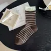 Calcetines de estilo coreano con bloques de color para mujer con etiquetas de tela y rayas, calcetines de media pantorrilla para mujer, calcetines de algodón versátiles ins de otoño, calcetines apilados retro con bloques de color