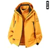 Fábrica de origen personaliza chaquetas unisex tres en uno a prueba de viento e impermeables, disponibles en estilos para parejas, y admite impresión personalizada.