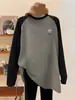Camiseta de manga larga de tela cepillada engrosada con bloques de color para mujer, de longitud media para cubrir las caderas, combinada con pantalones de tiburón, top y camiseta básica para otoño