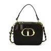Bolso de cadena mini de moda al estilo Chanel, con costuras elegantes y un diseño cuadrado pequeño, perfecto como accesorio chic tanto para madres como para niños.
