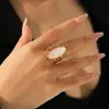 Anel Oval de Aço Inoxidável com Concha Natural Branca Decorada à Mão Europeu e Americano para Mulheres, Anel Aberto Antidesgaste, Anel Versátil de Aço Titânio