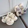Zapatillas para niñas 2026 primavera y otoño estilo nuevo zapatos de papá para niños malla transpirable velcro suela suave estudiante zapatillas para correr