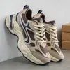 Nueva colección otoño/invierno 2026: Tenis de cuero color block con estilo retro de Hong Kong, versátiles para looks casuales y deportivos, disponibles en tallas grandes para hombre