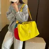 Novas bolsas de viagem para outono e inverno: malas com blocos de cores inspiradas na dopamina, bolsas tote de grande capacidade e leves, e bolsas tiracolo para esportes/fitness