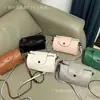 Bolsa de Almohada Cilíndrica 2025 con Incrustaciones de Dragón de Alta Calidad Nueva Moda Mini Bolso de Hombro Nicho para Viajes Diarios Bolso de Cuero para Mujer