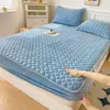 Sábana Acolchada Gruesa Clase A Pieza Única Cubierta de Cama Forro Polar de Coral Forro de Leche Protector de Colchón de Invierno Antideslizante