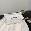 Bolsa de cosméticos pequeña y fresca con bordado de alta gama para mujer, bolsa de almacenamiento portátil de lona interior de gran capacidad con acabado, bolsa de lavado de maquillaje