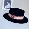Chapéu Flat de Seda e Linho com Laço em Cor Contrastante Estilo Tweed para Mulheres Chapéu de Feltro de Lã Australiana Outono e Inverno Chapéu Elegante com Pequena Etiqueta