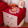 Mesita de noche para Boda China Cubierta de Tela Estampada Festiva de Sedas y Satenes con Palabras Felices Decoración de Dormitorio de Boda Habitación de Boda