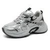 Zapatillas Blancas Transpirables Personalizadas QZH2102 Nuevas 2025 Primavera/Verano Casuales Suela Gruesa Aumentadoras de Altura Resistentes al Desgaste Estilo Coreano