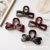 Pinza para el cabello nueva y mejorada con resorte, diseño de tapa de seguridad dorada, pinza de tiburón hueca con forma de lazo para mujer, venta al por mayor
